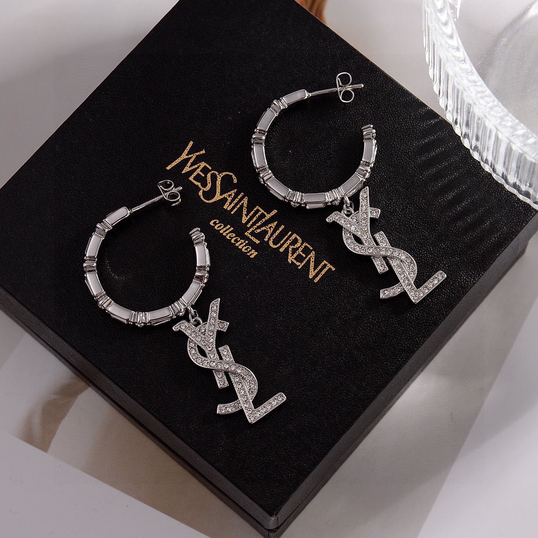 ❤️❤️YSL 圣罗兰 字母耳钉 原装黄铜材质 Yves Saint Laurent 创立于1961年 