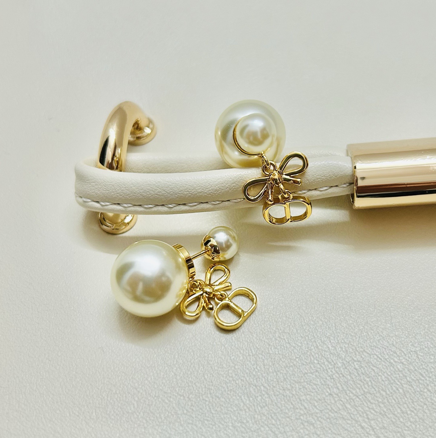 ❤️迪奥 新款蝴蝶结耳环👼一线大牌都爱的Dior·迪奥 新品字母耳环 金属质感逆袭版字母潮范儿抢风头  