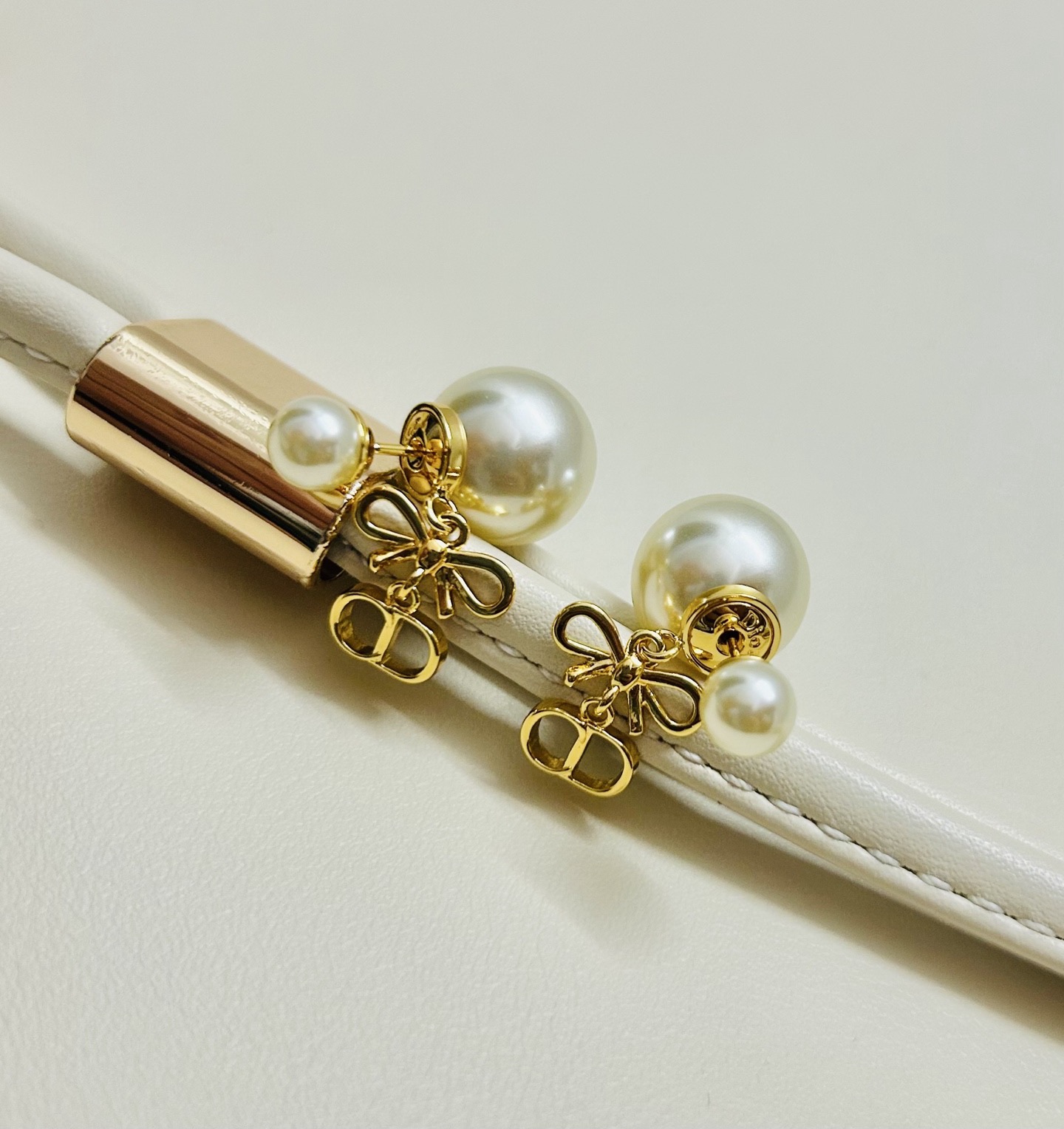❤️迪奥 新款蝴蝶结耳环👼一线大牌都爱的Dior·迪奥 新品字母耳环 金属质感逆袭版字母潮范儿抢风头  