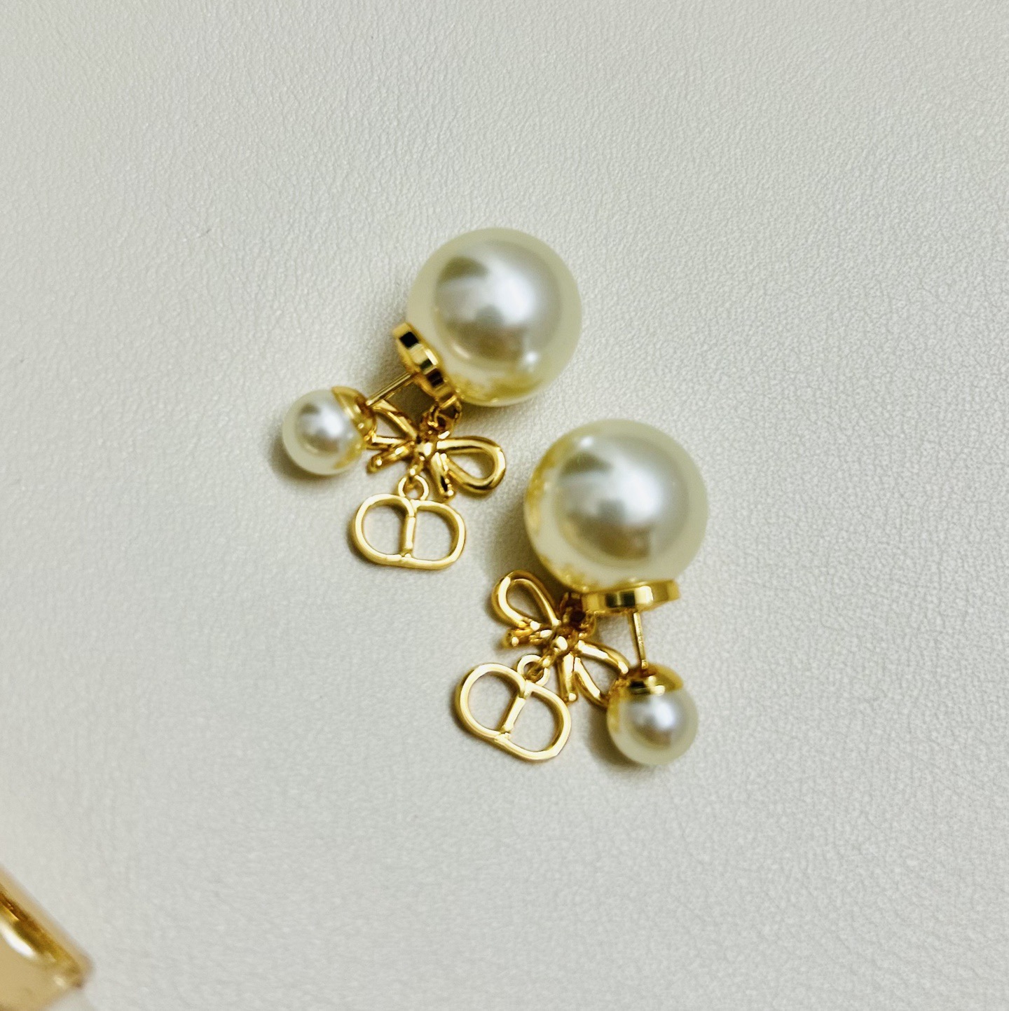❤️迪奥 新款蝴蝶结耳环👼一线大牌都爱的Dior·迪奥 新品字母耳环 金属质感逆袭版字母潮范儿抢风头  
