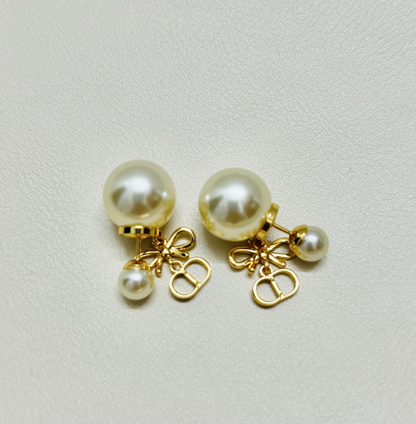 ❤️迪奥 新款蝴蝶结耳环👼一线大牌都爱的Dior·迪奥 新品字母耳环 金属质感逆袭版字母潮范儿抢风头  