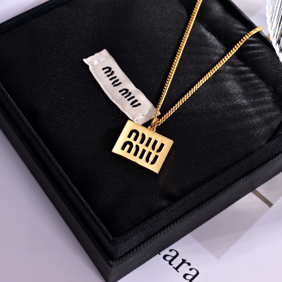 项链👑miumiu缪缪 🆕 新款🔸小红书时尚达人都有种草哦 显脸型 原版材质 很简约 日常配搭很不错滴 