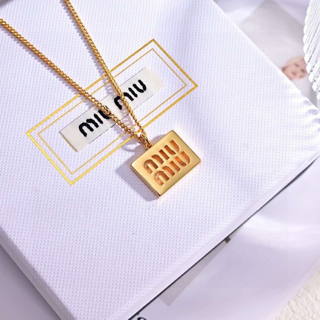 项链👑miumiu缪缪 🆕 新款🔸小红书时尚达人都有种草哦 显脸型 原版材质 很简约 日常配搭很不错滴 