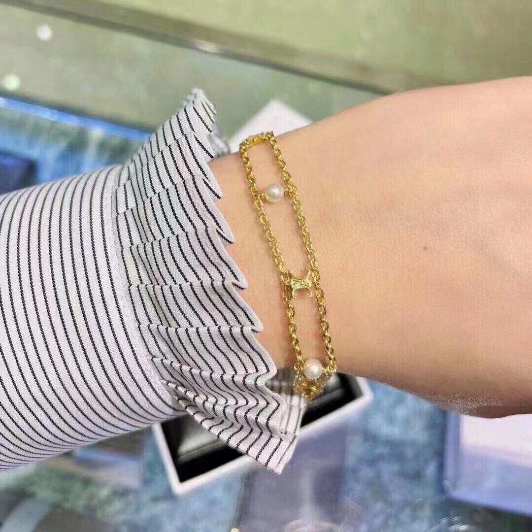 ❤️Celine新款艺术感十足手链。黄铜材质雕刻图案！超炸Chic感 ，简洁百搭、文艺个性，带给你时髦体