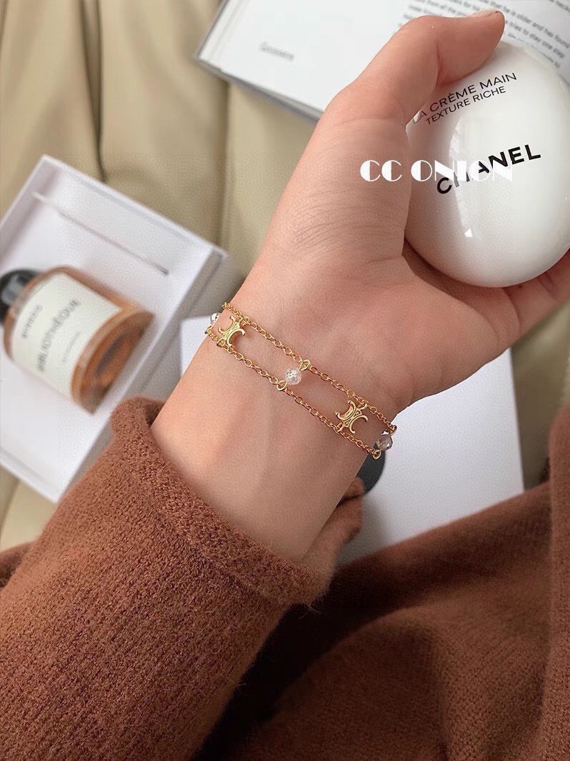 ❤️Celine新款艺术感十足手链。黄铜材质雕刻图案！超炸Chic感 ，简洁百搭、文艺个性，带给你时髦体