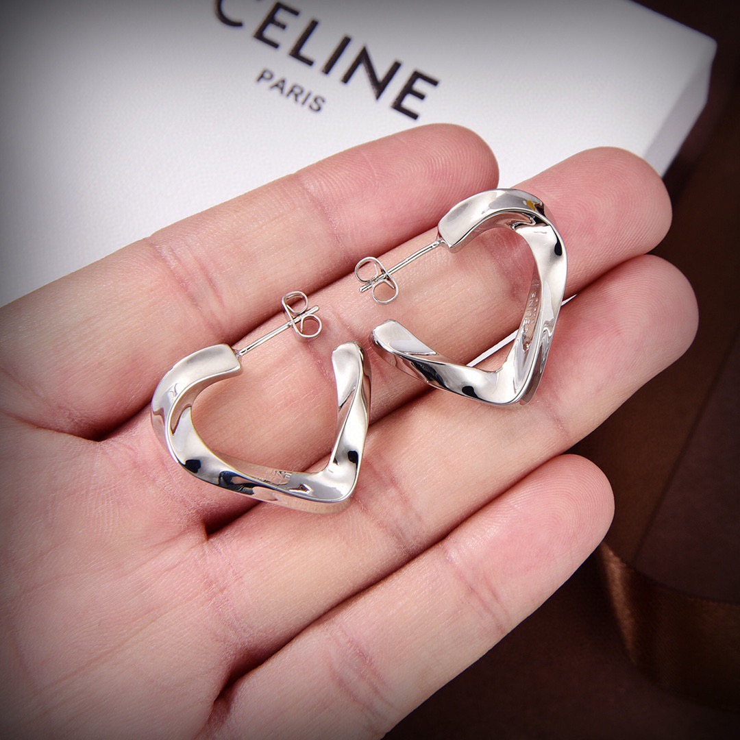 ❤️Celine扭扭耳钉 与众不同的设计 个性十足 颠覆你对传统耳环的印象 使其魅力爆灯