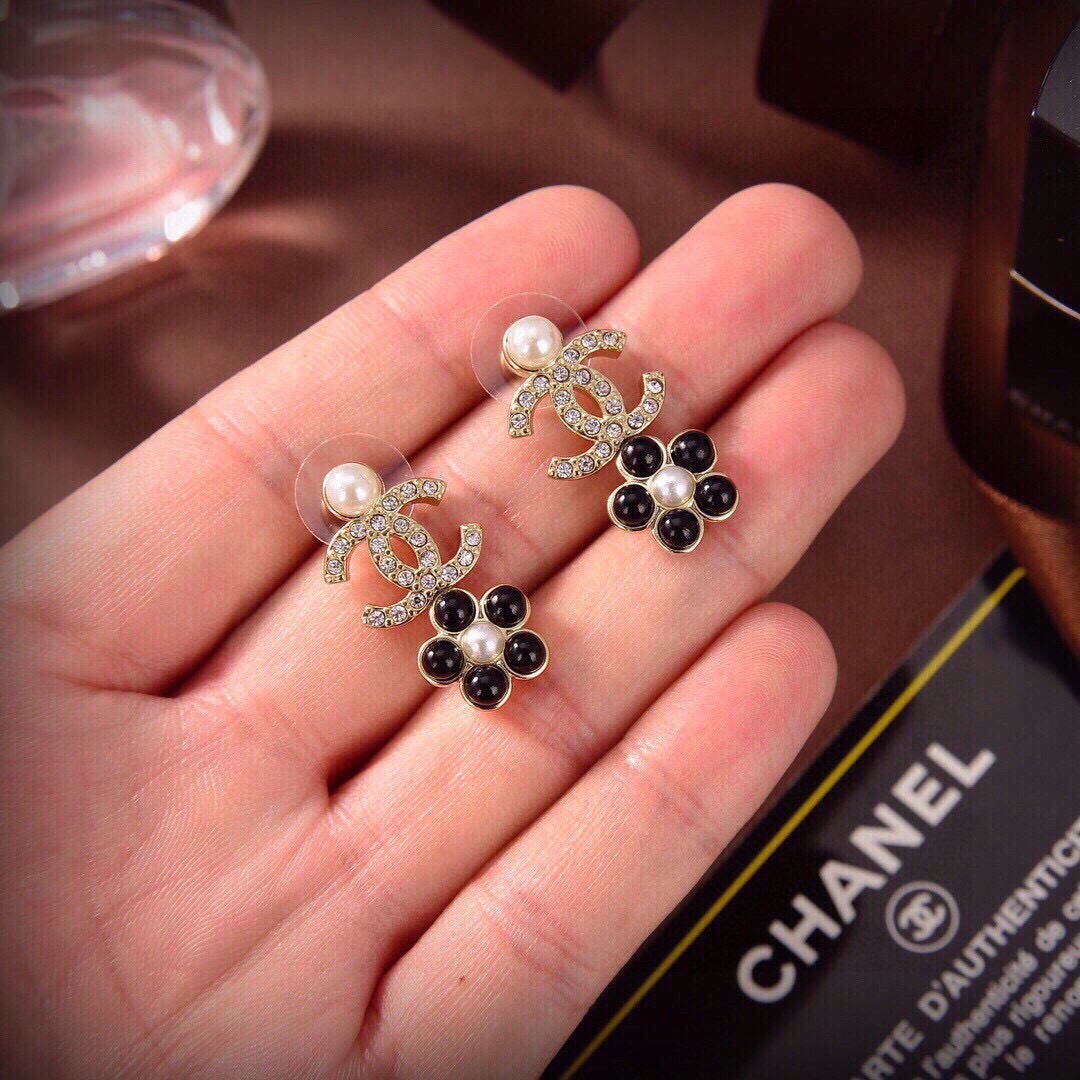 ❤️官网打版 小香 CHANEL  双C耳钉。 优雅大方精工设计   雕刻 非常修饰脸型    青春活力