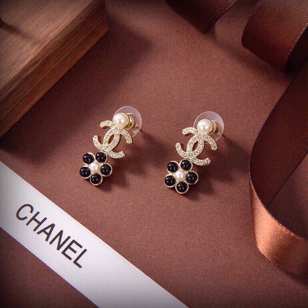 ❤️官网打版 小香 CHANEL  双C耳钉。 优雅大方精工设计   雕刻 非常修饰脸型    青春活力