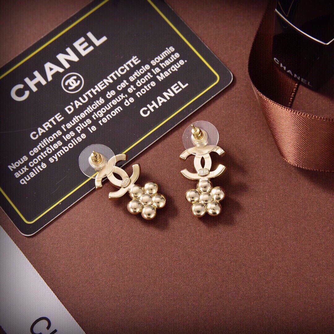 ❤️官网打版 小香 CHANEL  双C耳钉。 优雅大方精工设计   雕刻 非常修饰脸型    青春活力