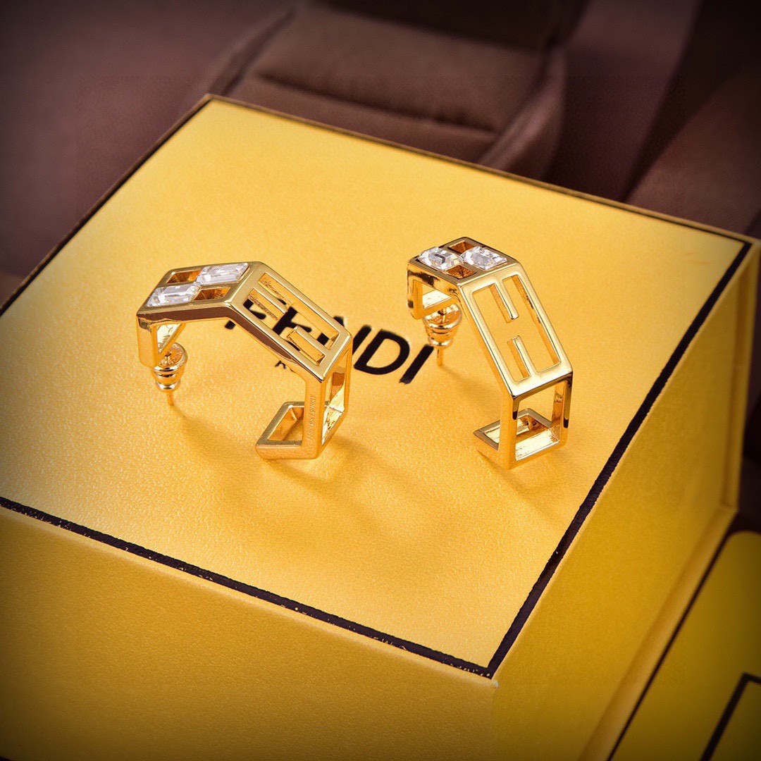 ❤️新品❤️FENDI 芬迪  logo耳环💎 高端定制  爆款新款 简单大方 华丽登场 ，很难见到如此