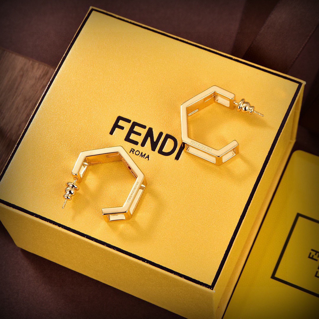 ❤️新品❤️FENDI 芬迪  logo耳环💎 高端定制  爆款新款 简单大方 华丽登场 ，很难见到如此