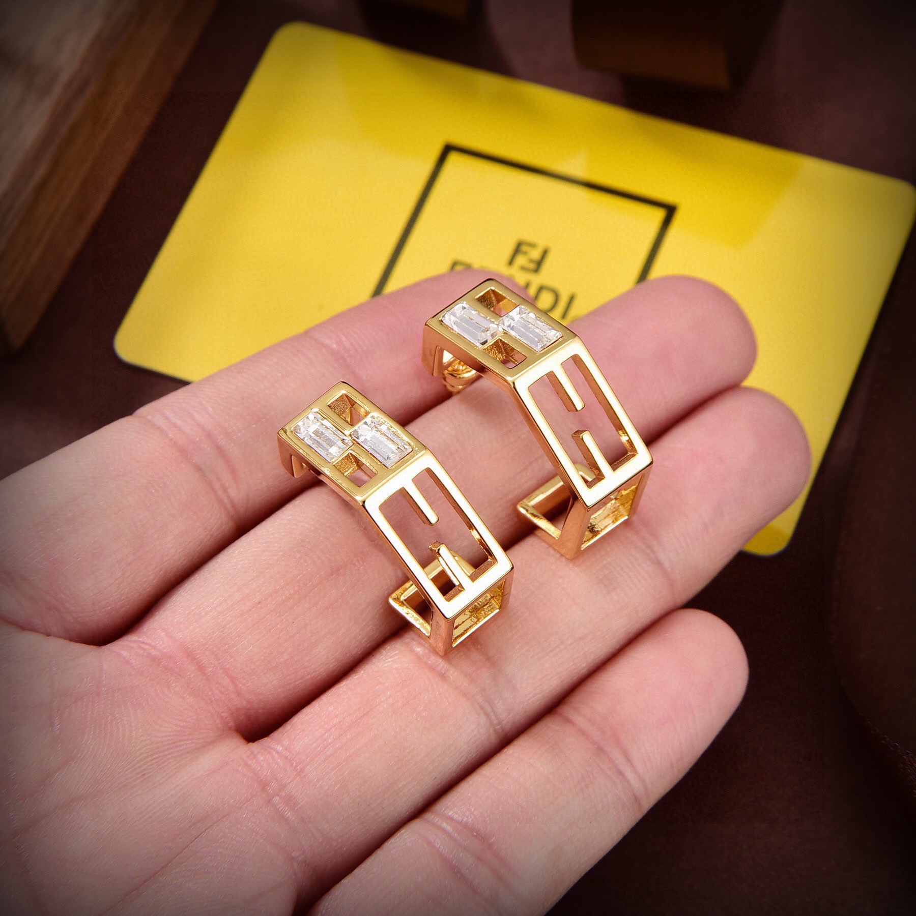 ❤️新品❤️FENDI 芬迪  logo耳环💎 高端定制  爆款新款 简单大方 华丽登场 ，很难见到如此