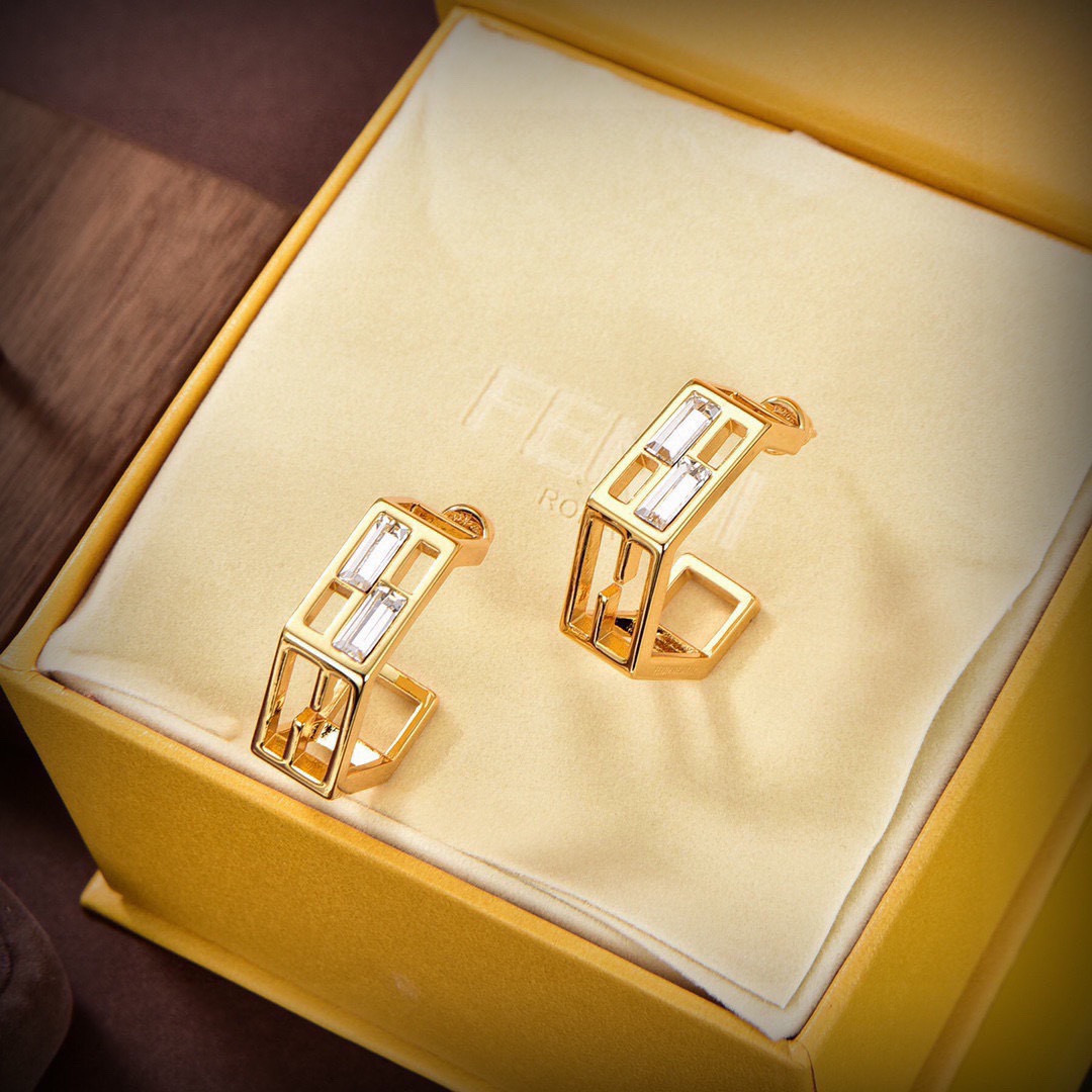 ❤️新品❤️FENDI 芬迪  logo耳环💎 高端定制  爆款新款 简单大方 华丽登场 ，很难见到如此