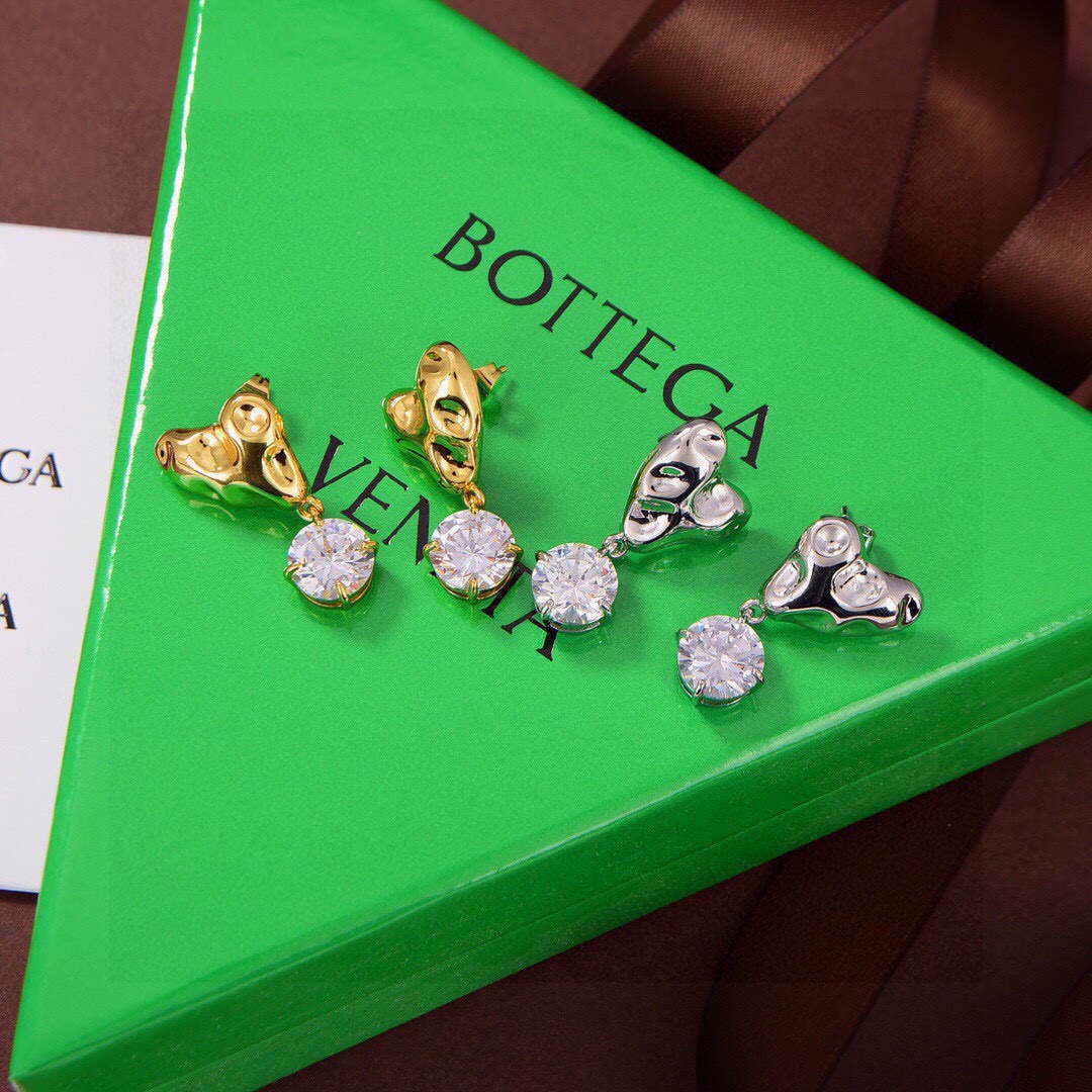 ❤️BOTTEGA VENENTA 新款BV耳环 与众不同的设计 个性十足 颠覆你对传统耳环的印象 使其