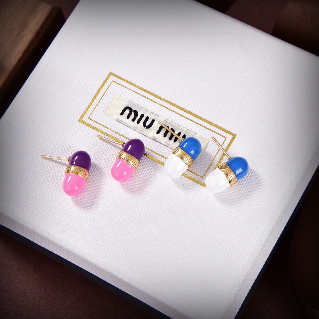👌miumiu 巴黎秀场最新款药丸耳钉，整个秀场下来都是这款耳钉💌，完美复刻💌