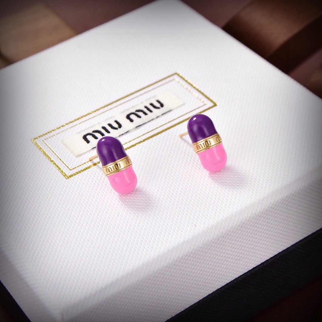 👌miumiu 巴黎秀场最新款药丸耳钉，整个秀场下来都是这款耳钉💌，完美复刻💌