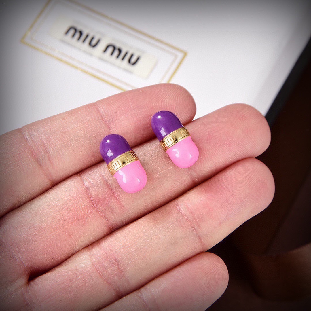👌miumiu 巴黎秀场最新款药丸耳钉，整个秀场下来都是这款耳钉💌，完美复刻💌