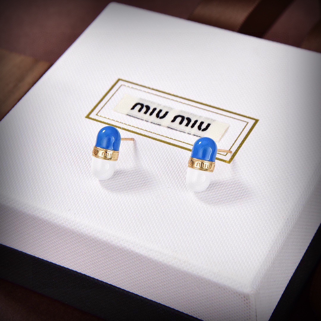 👌miumiu 巴黎秀场最新款药丸耳钉，整个秀场下来都是这款耳钉💌，完美复刻💌