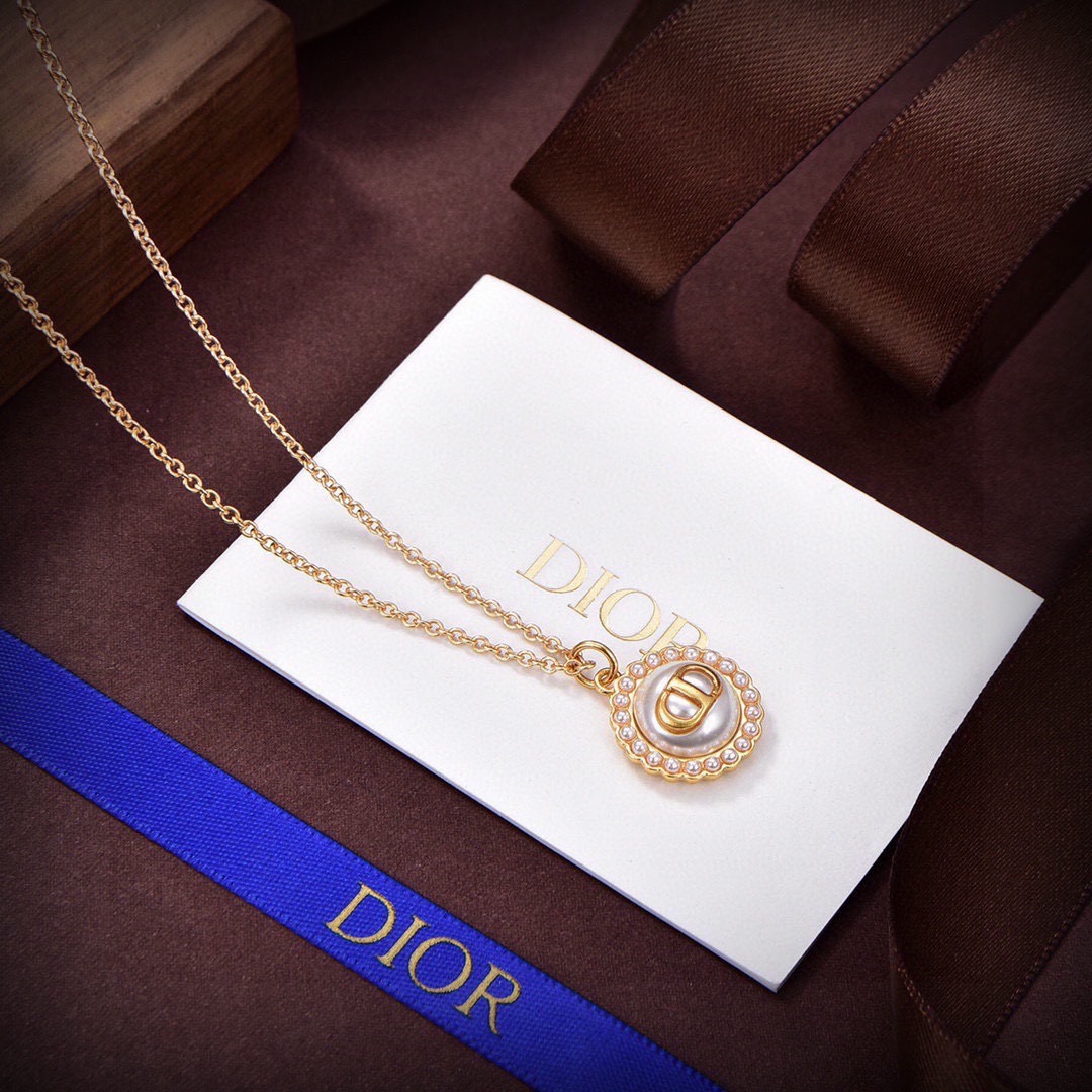 ❤️迪奥 新款项链👼一线大牌都爱的Dior·迪奥 新品字母套装 ❤️金属质感逆袭版字母潮范儿抢风头  完