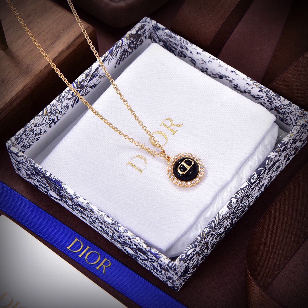 ❤️迪奥 新款项链👼一线大牌都爱的Dior·迪奥 新品字母套装 ❤️金属质感逆袭版字母潮范儿抢风头  完
