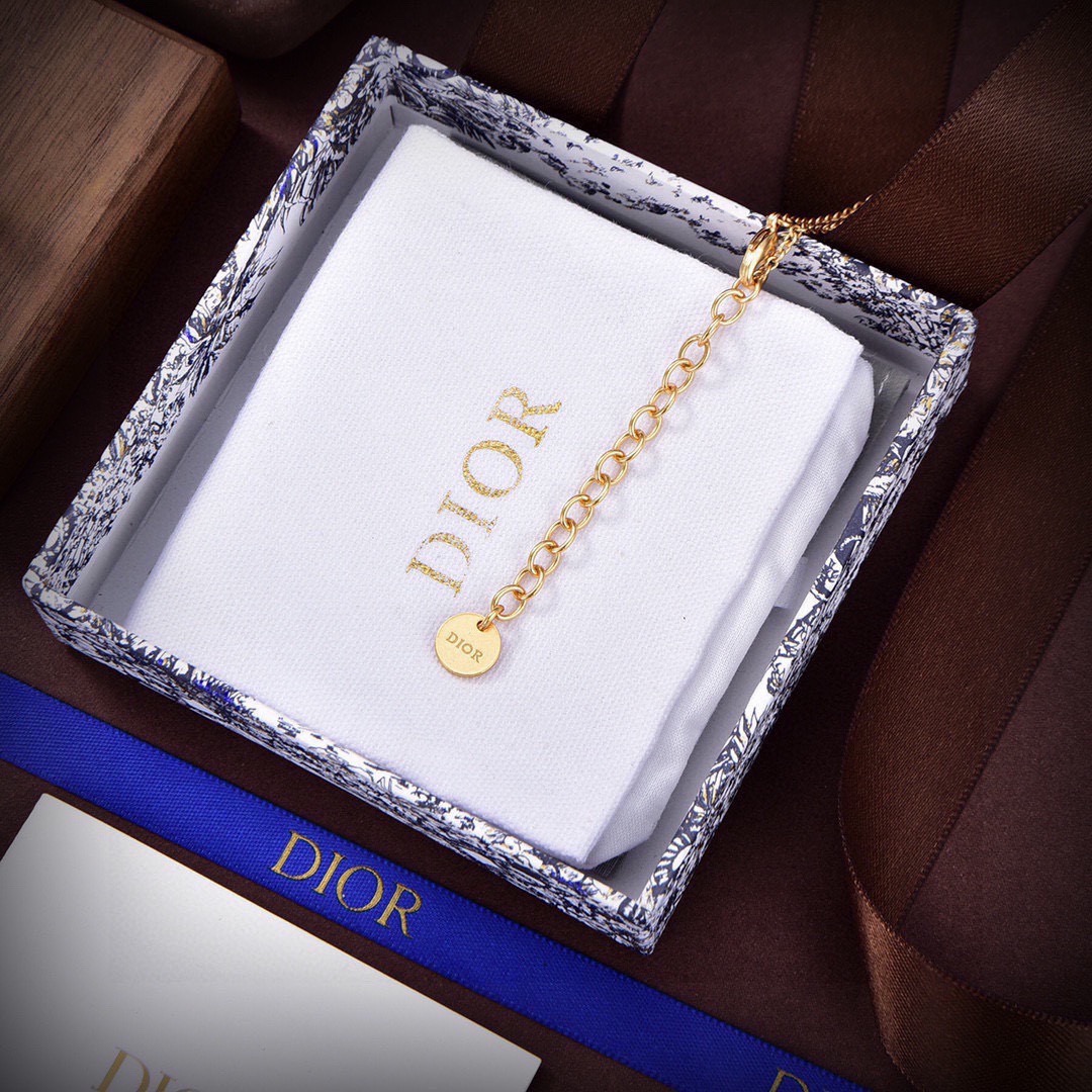 ❤️迪奥 新款项链👼一线大牌都爱的Dior·迪奥 新品字母套装 ❤️金属质感逆袭版字母潮范儿抢风头  完