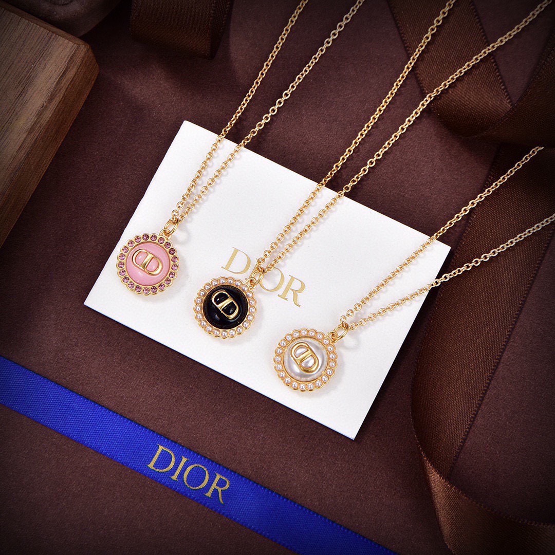 ❤️迪奥 新款项链👼一线大牌都爱的Dior·迪奥 新品字母套装 ❤️金属质感逆袭版字母潮范儿抢风头  完