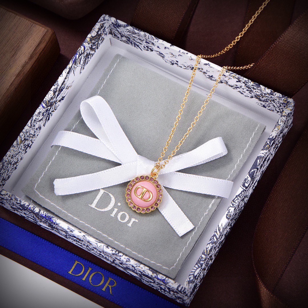 ❤️迪奥 新款项链👼一线大牌都爱的Dior·迪奥 新品字母套装 ❤️金属质感逆袭版字母潮范儿抢风头  完