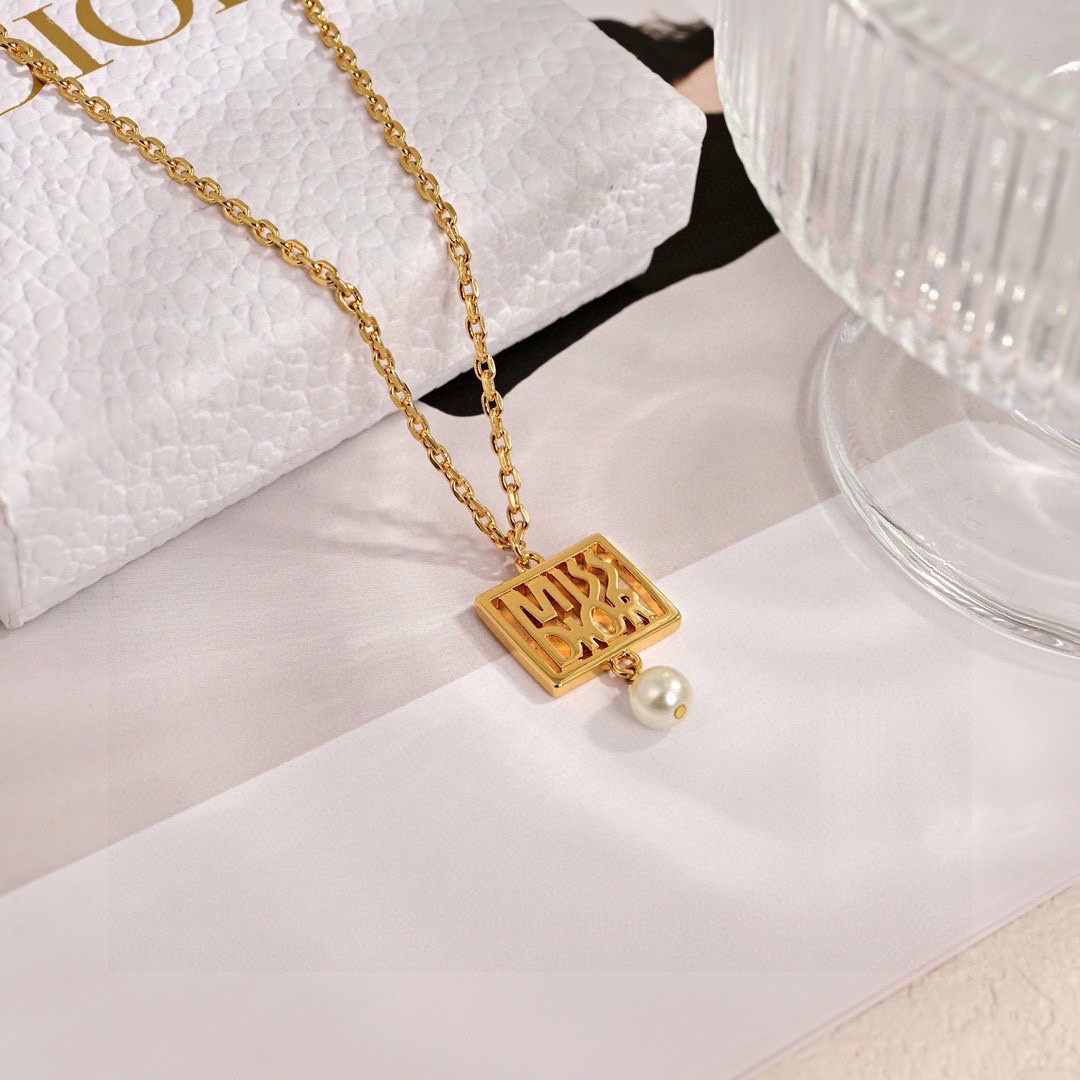 项链❤️迪奥 新款👼一线大牌都爱的Dior·迪奥 新品字母CD耳环 金属质感逆袭版字母潮范儿抢风头  完