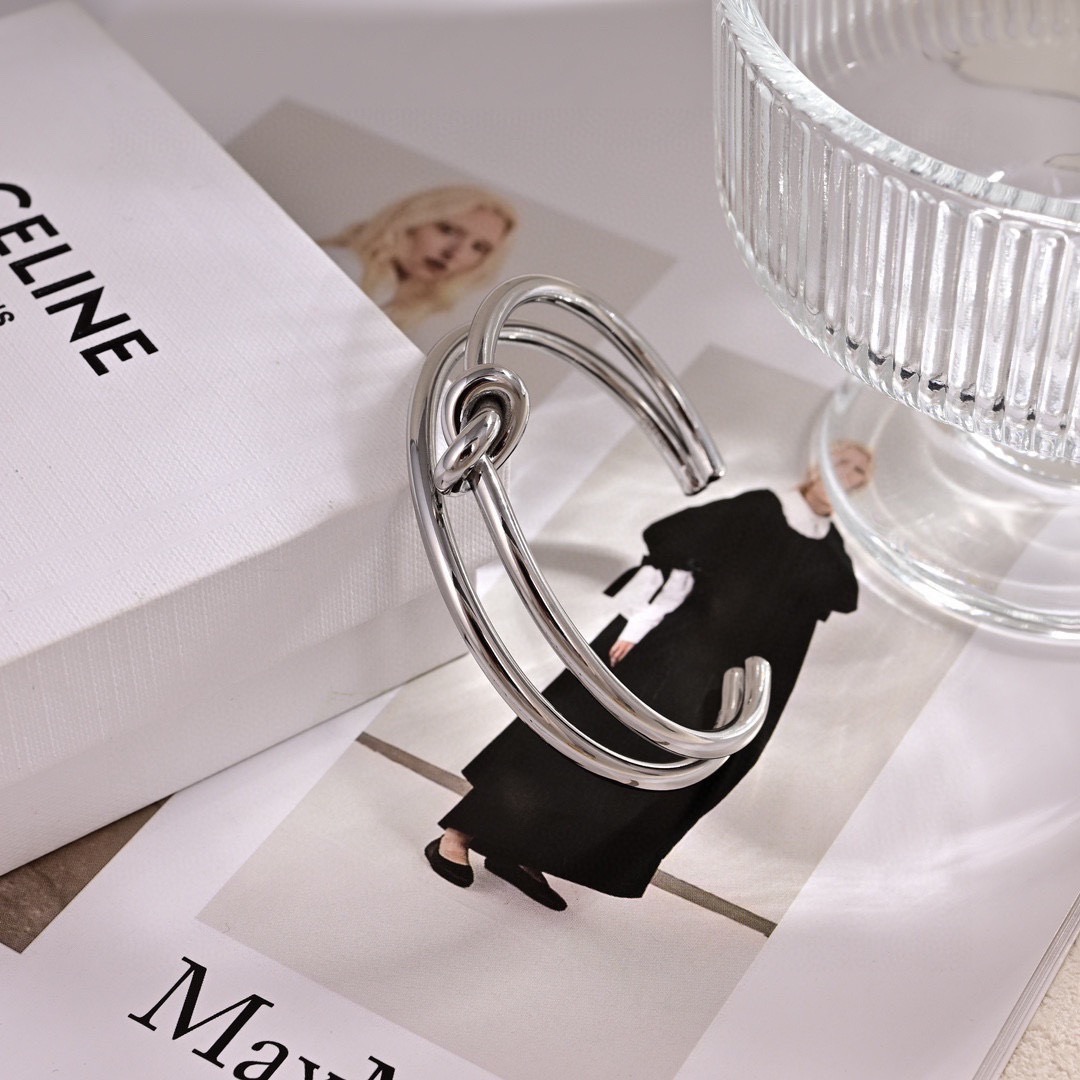 ❤️Celine 新款手镯 PRECLOUS新品 简单时尚🌟专柜一致黄铜材质电镀18k金 火爆款出货 设