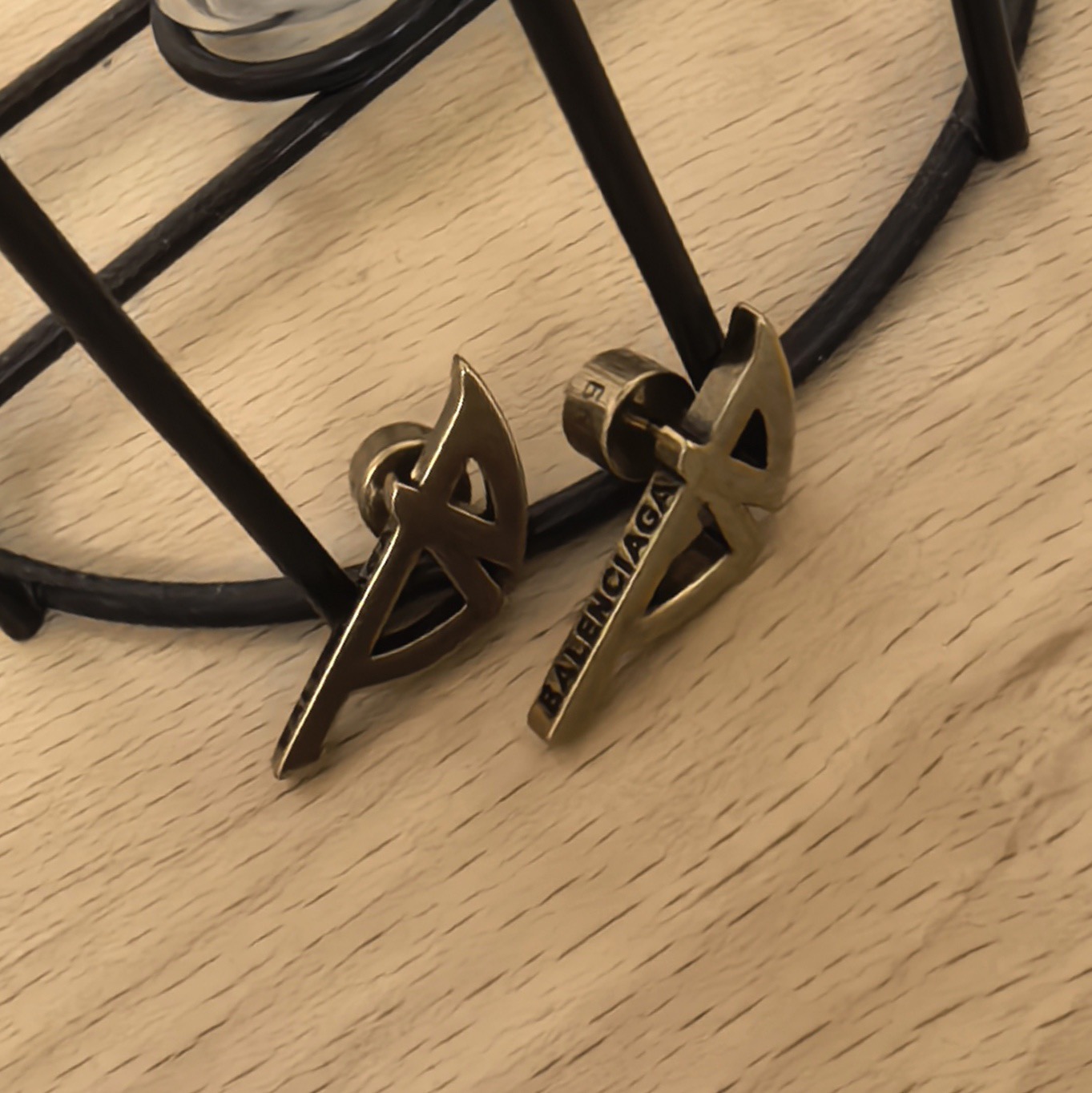 ❤️原单货🔹🔹新品 巴黎世家 Balenciaga 复古新款耳环🔹专柜一致黄铜材质。 火爆款出货 设计独