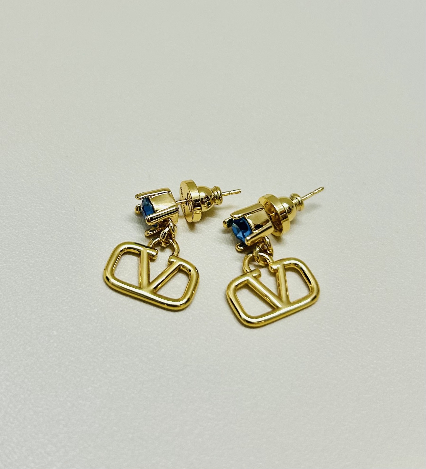 ❤️Valentino 华伦天奴 耳环💫重磅新品火爆网络来了 简约大方  时尚百搭✅ 金色耳钉🌟专柜一致