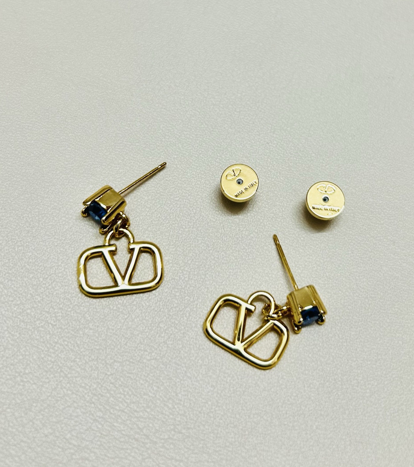 ❤️Valentino 华伦天奴 耳环💫重磅新品火爆网络来了 简约大方  时尚百搭✅ 金色耳钉🌟专柜一致