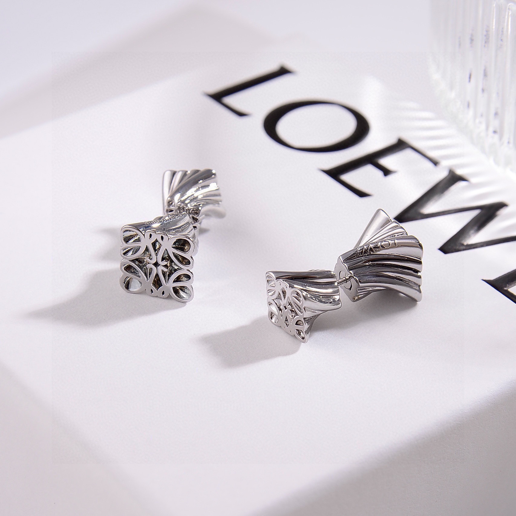 ❤️LOEWE 罗意威 耳钉 经典LOEW EAnagramLOGO设计 简约大气 优雅不凡，黄铜镀18