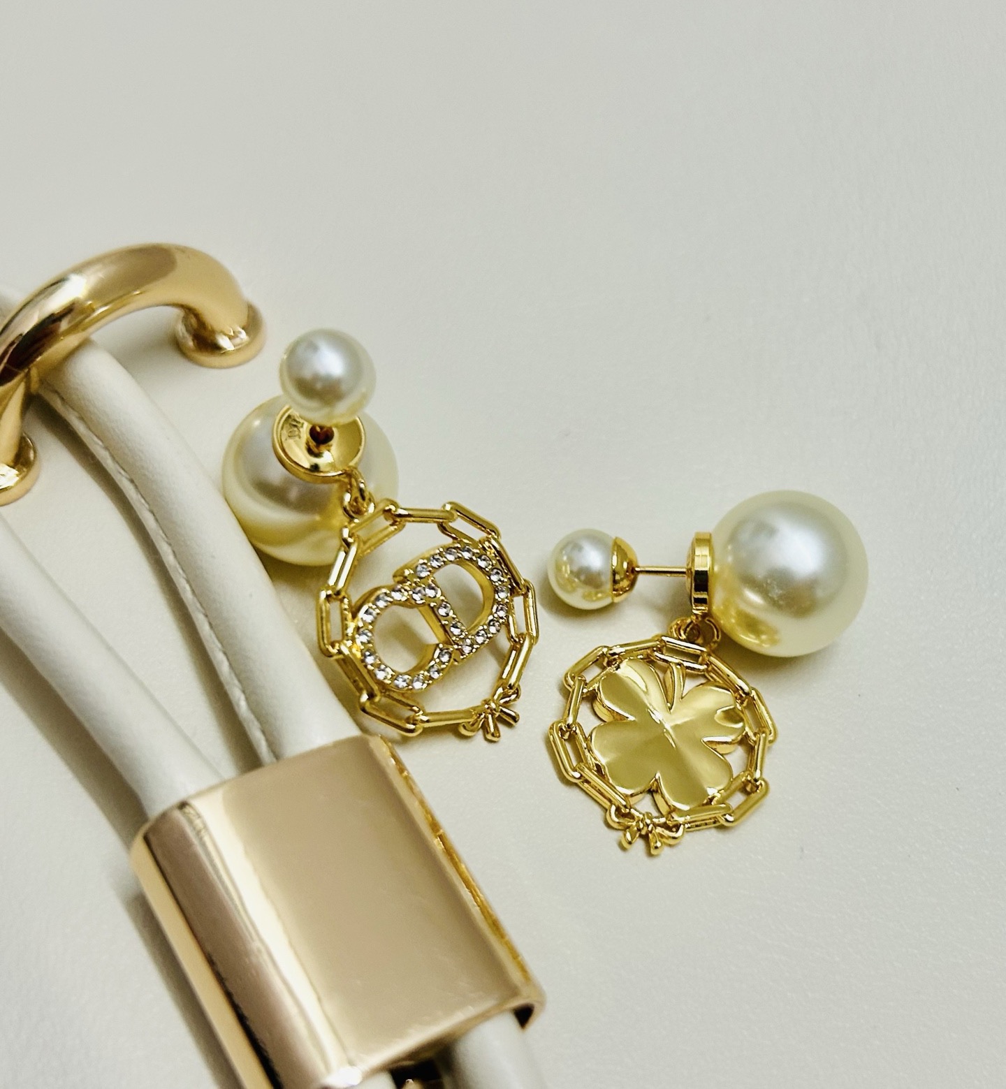 ❤️迪奥 新款👼一线大牌都爱的Dior·迪奥 新品字母CD耳环 金属质感逆袭版字母潮范儿抢风头  完全胜