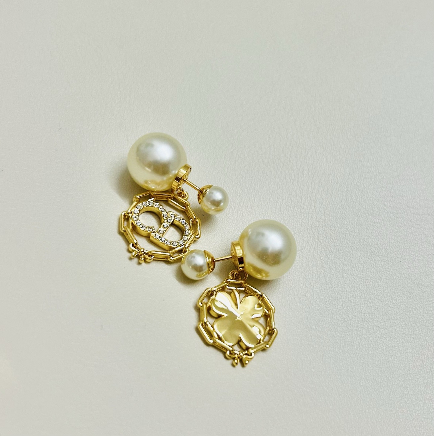 ❤️迪奥 新款👼一线大牌都爱的Dior·迪奥 新品字母CD耳环 金属质感逆袭版字母潮范儿抢风头  完全胜