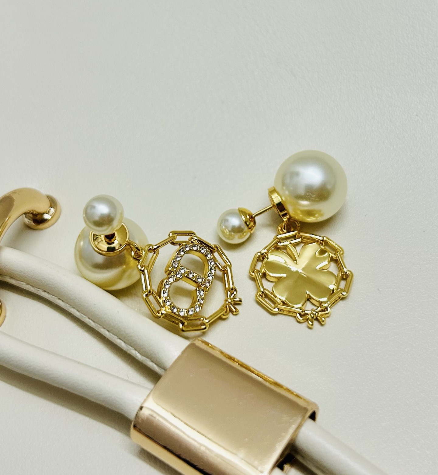 ❤️迪奥 新款👼一线大牌都爱的Dior·迪奥 新品字母CD耳环 金属质感逆袭版字母潮范儿抢风头  完全胜