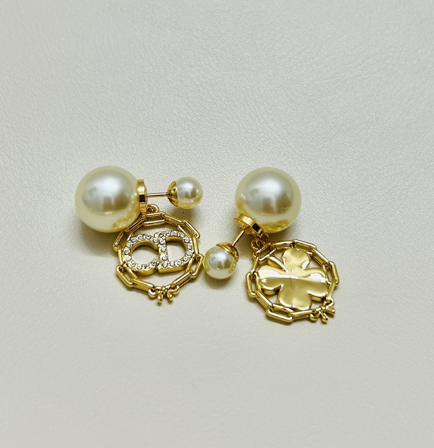 ❤️迪奥 新款👼一线大牌都爱的Dior·迪奥 新品字母CD耳环 金属质感逆袭版字母潮范儿抢风头  完全胜