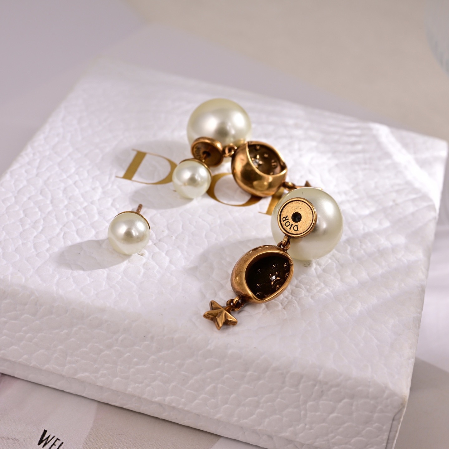 ❤️迪奥 新款👼一线大牌都爱的Dior·迪奥 新品字母星月耳环 金属质感逆袭版字母潮范儿抢风头  完全胜