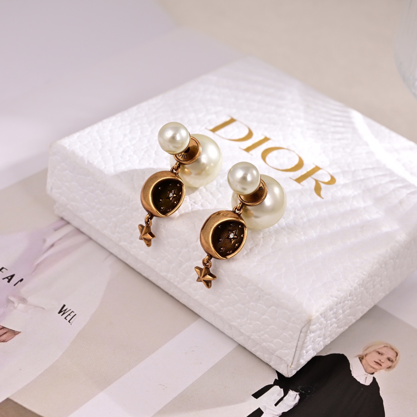 ❤️迪奥 新款👼一线大牌都爱的Dior·迪奥 新品字母星月耳环 金属质感逆袭版字母潮范儿抢风头  完全胜