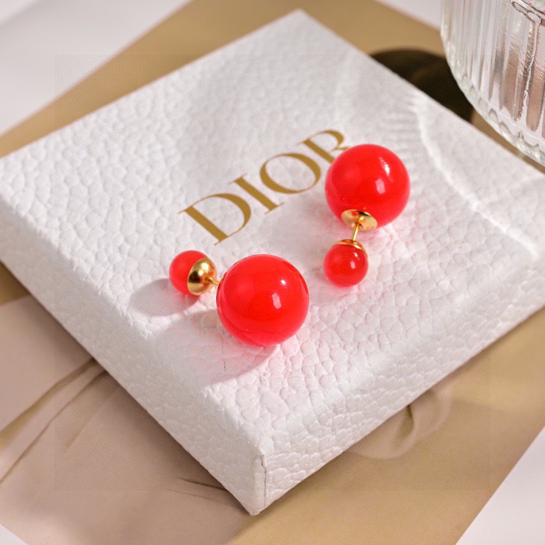 ❤️迪奥 新款👼一线大牌都爱的Dior·迪奥 新品字母CD耳环 金属质感逆袭版字母潮范儿抢风头  完全胜