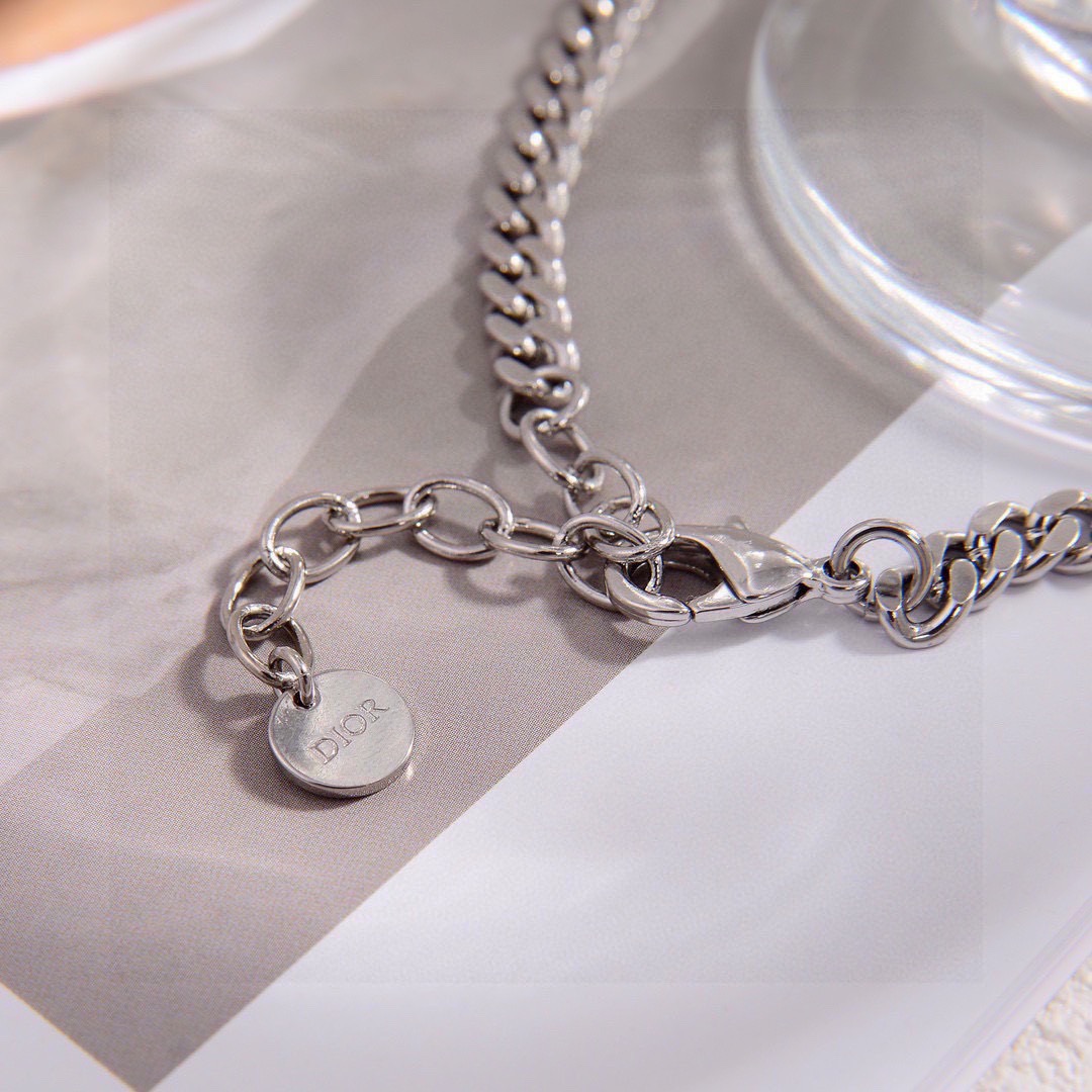 ❤️迪奥 新款👼一线大牌都爱的Dior·迪奥 新品项链 金属质感逆袭版字母潮范儿抢风头  完全胜任现代年