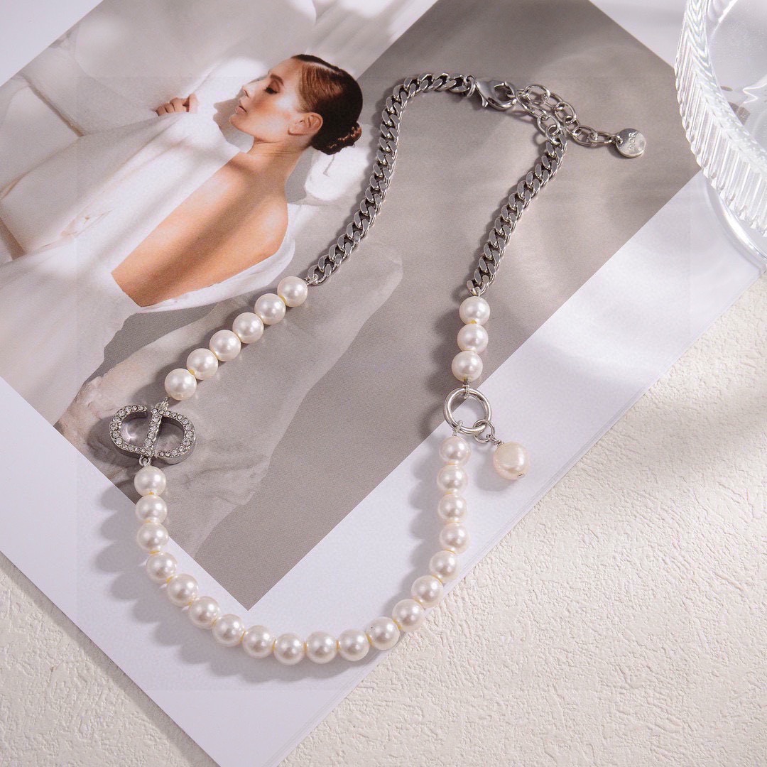 ❤️迪奥 新款👼一线大牌都爱的Dior·迪奥 新品项链 金属质感逆袭版字母潮范儿抢风头  完全胜任现代年