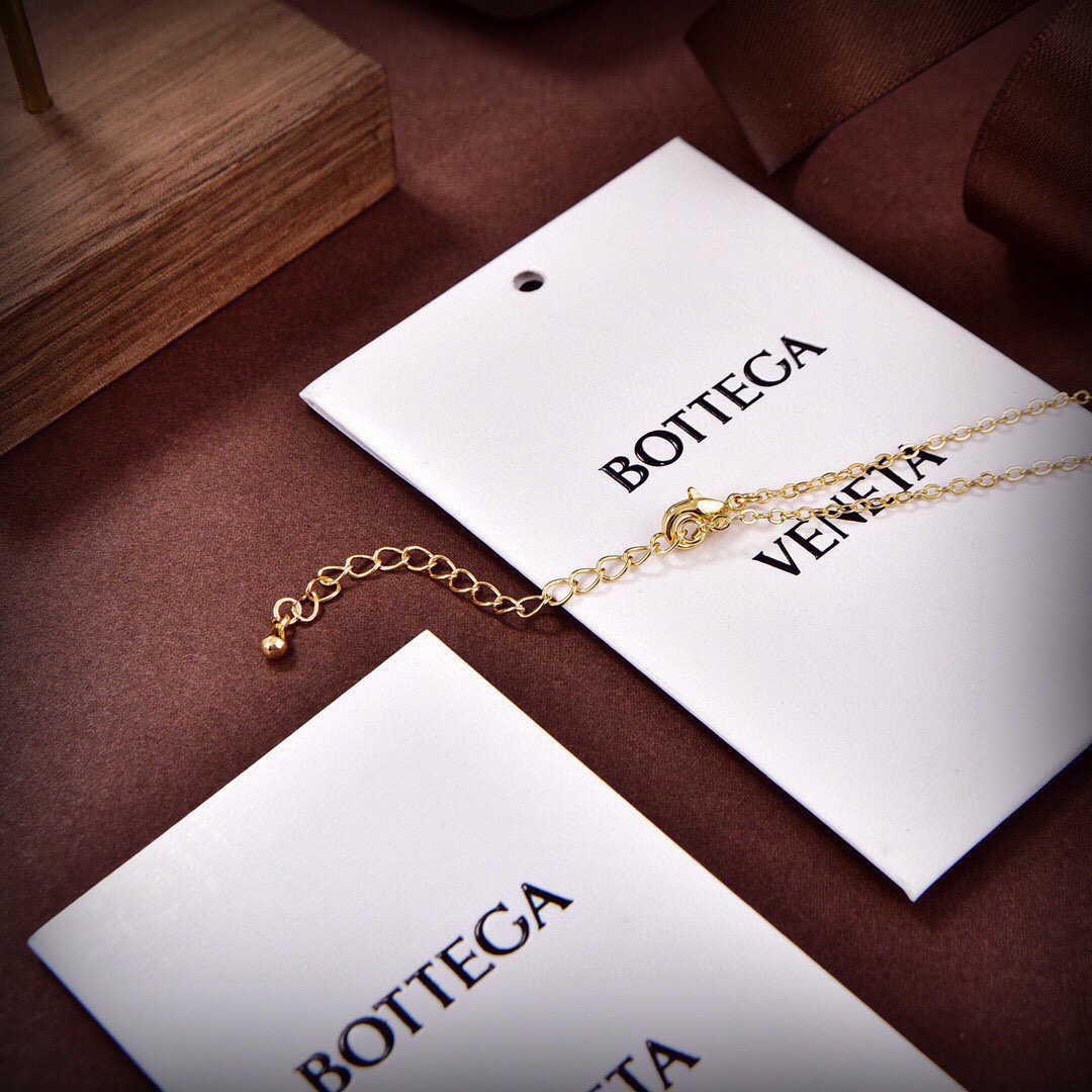 ❤️BOTTEGA VENENTA 新款BV星月项链 与众不同的设计 个性十足 颠覆你对传统项链的印象 