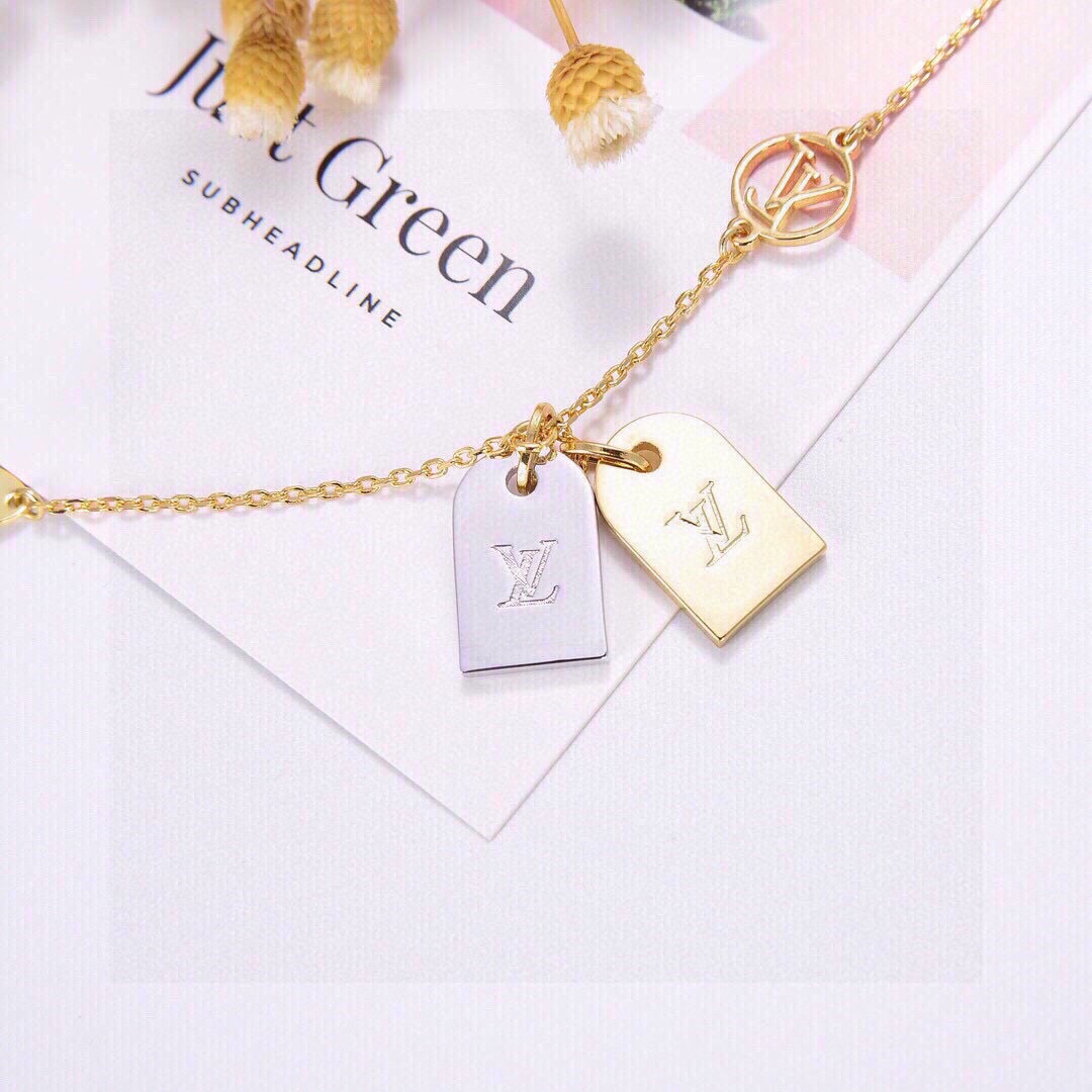 👌👌美毙了✨✨LV 路易威登 双吊牌手链 高端 定制原版🌹🌹厚金电镀  优雅知性💐 大气上档次 百搭款式