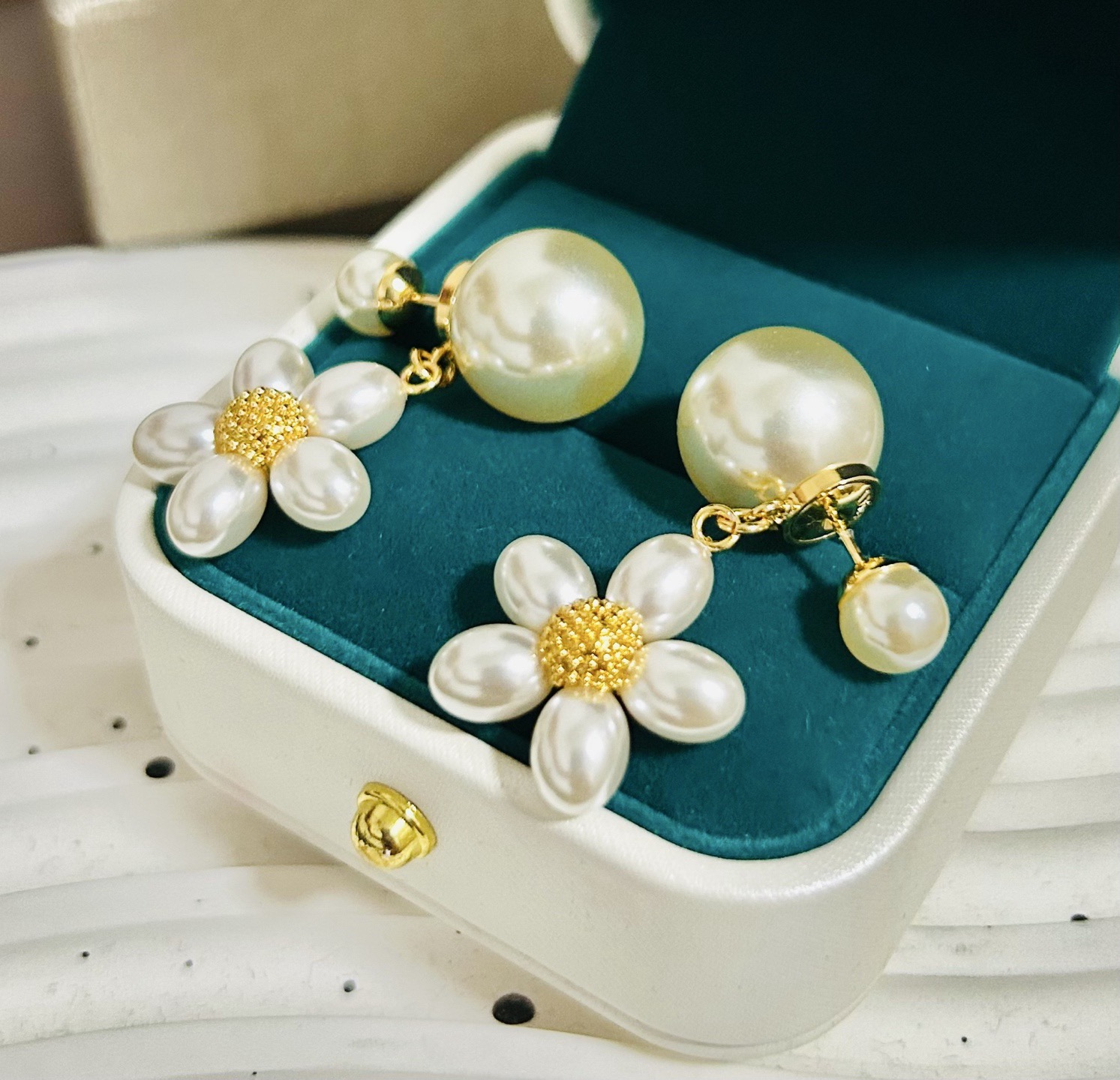 ❤️迪奥 新款👼一线大牌都爱的Dior·迪奥 新品花朵耳环 金属质感逆袭版字母潮范儿抢风头  完全胜任现