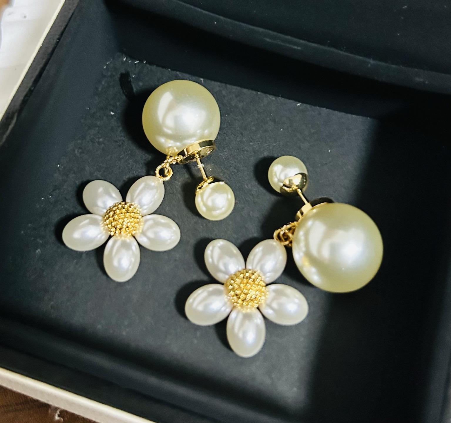 ❤️迪奥 新款👼一线大牌都爱的Dior·迪奥 新品花朵耳环 金属质感逆袭版字母潮范儿抢风头  完全胜任现