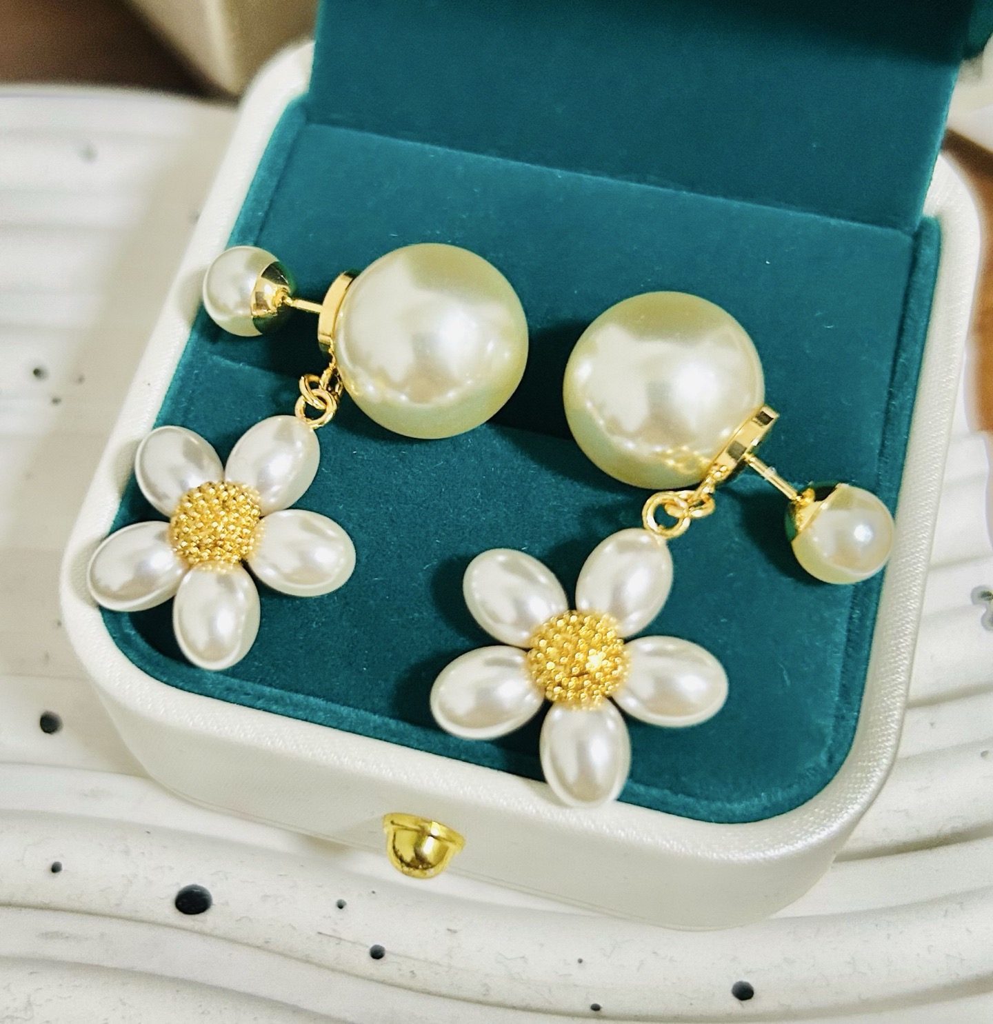 ❤️迪奥 新款👼一线大牌都爱的Dior·迪奥 新品花朵耳环 金属质感逆袭版字母潮范儿抢风头  完全胜任现