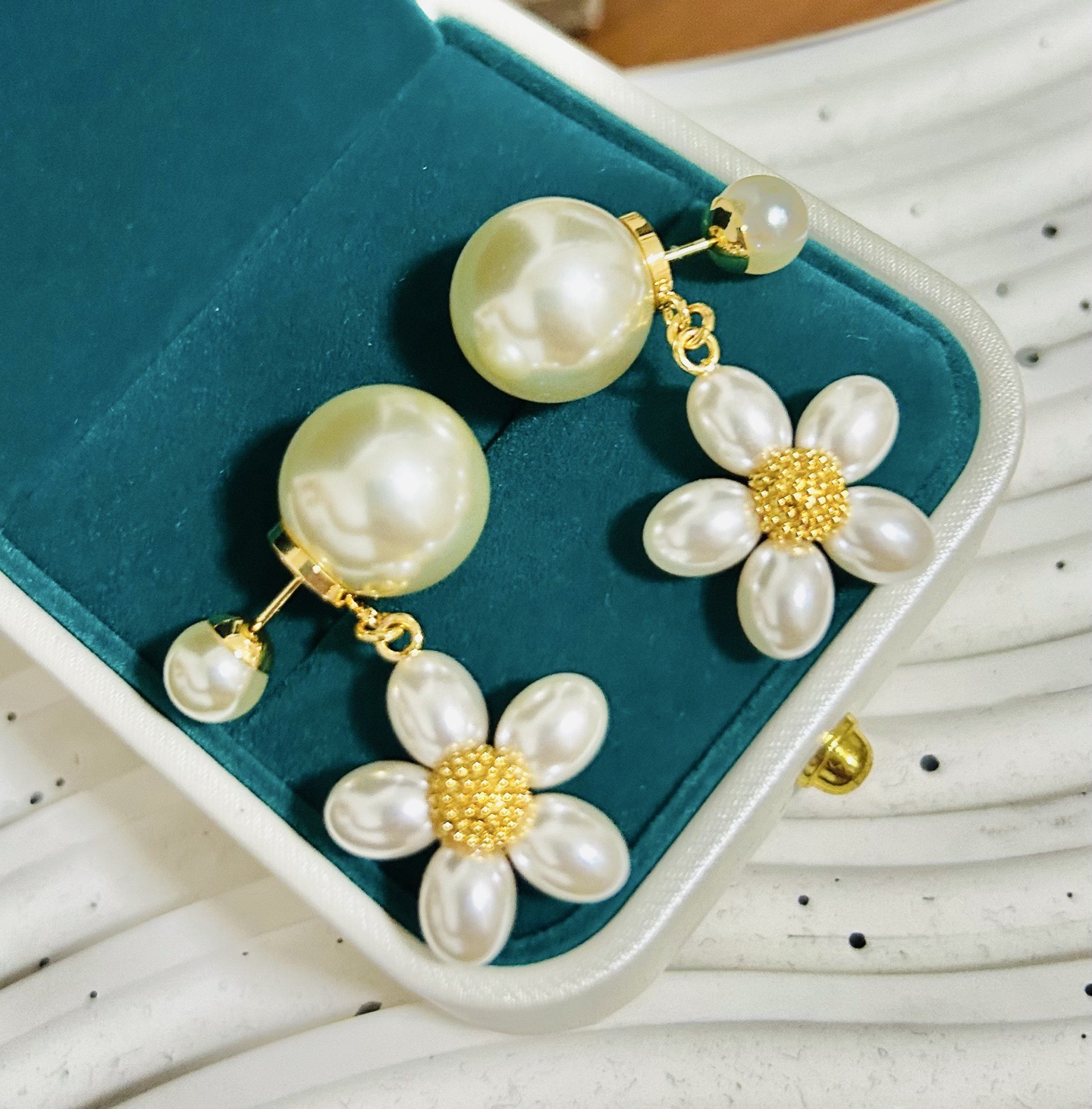 ❤️迪奥 新款👼一线大牌都爱的Dior·迪奥 新品花朵耳环 金属质感逆袭版字母潮范儿抢风头  完全胜任现
