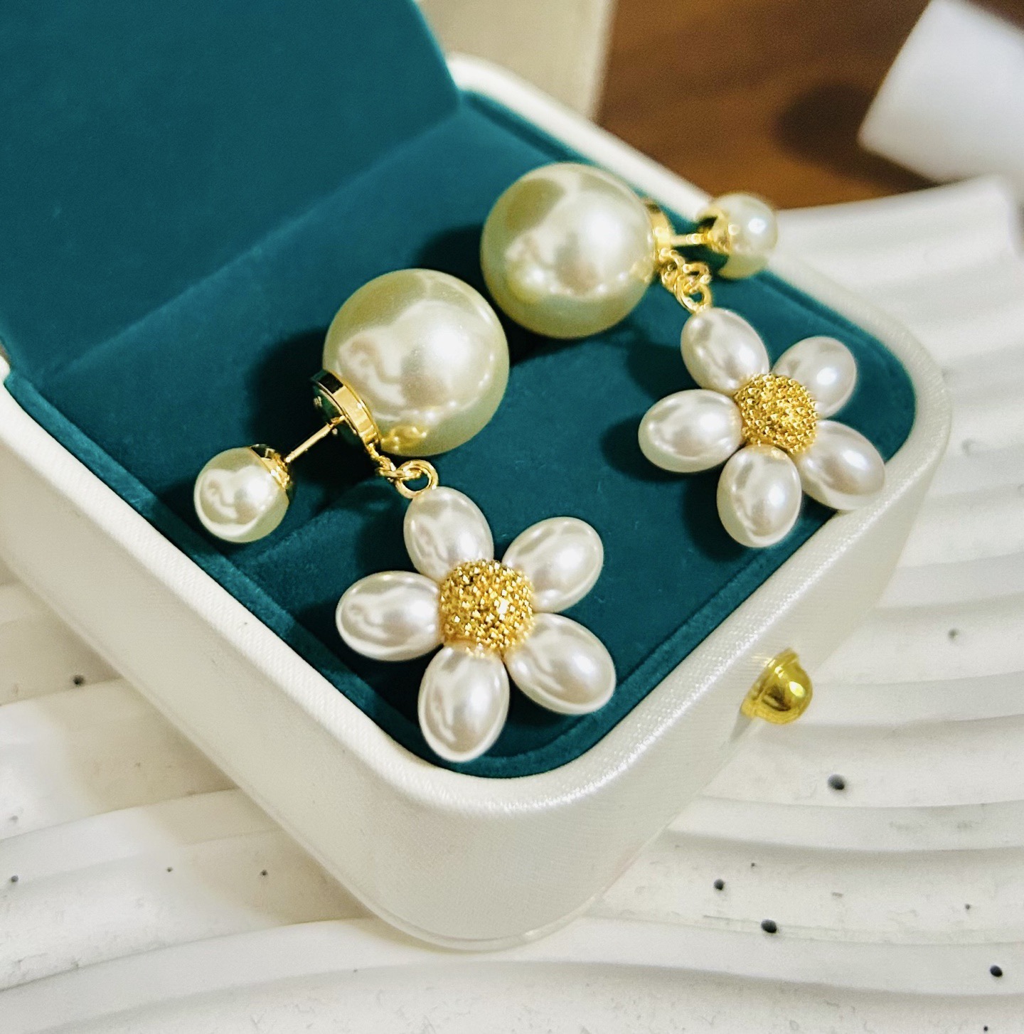 ❤️迪奥 新款👼一线大牌都爱的Dior·迪奥 新品花朵耳环 金属质感逆袭版字母潮范儿抢风头  完全胜任现