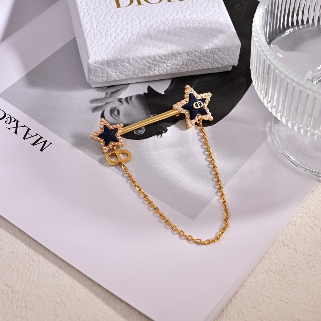 ❤️❤️迪奥 新款👼一线大牌都爱的Dior·迪奥 新品五角星胸针  金属质感逆袭版字母潮范儿抢风头  完